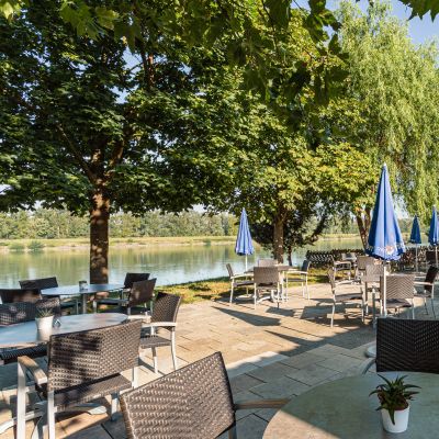 Traumhafte Gartenterrasse mit Blick auf den Rhein
