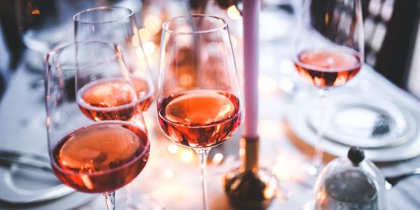 Rosé-Wein in edlen Gläsern auf einem fein gedeckten Tisch